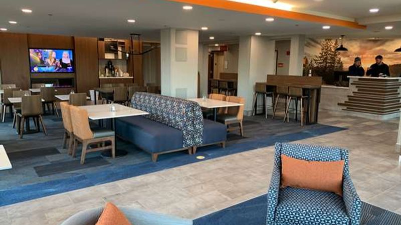 Photo of La Quinta Inn & Suites by Wyndham Springfield - Lobby, Lounge area