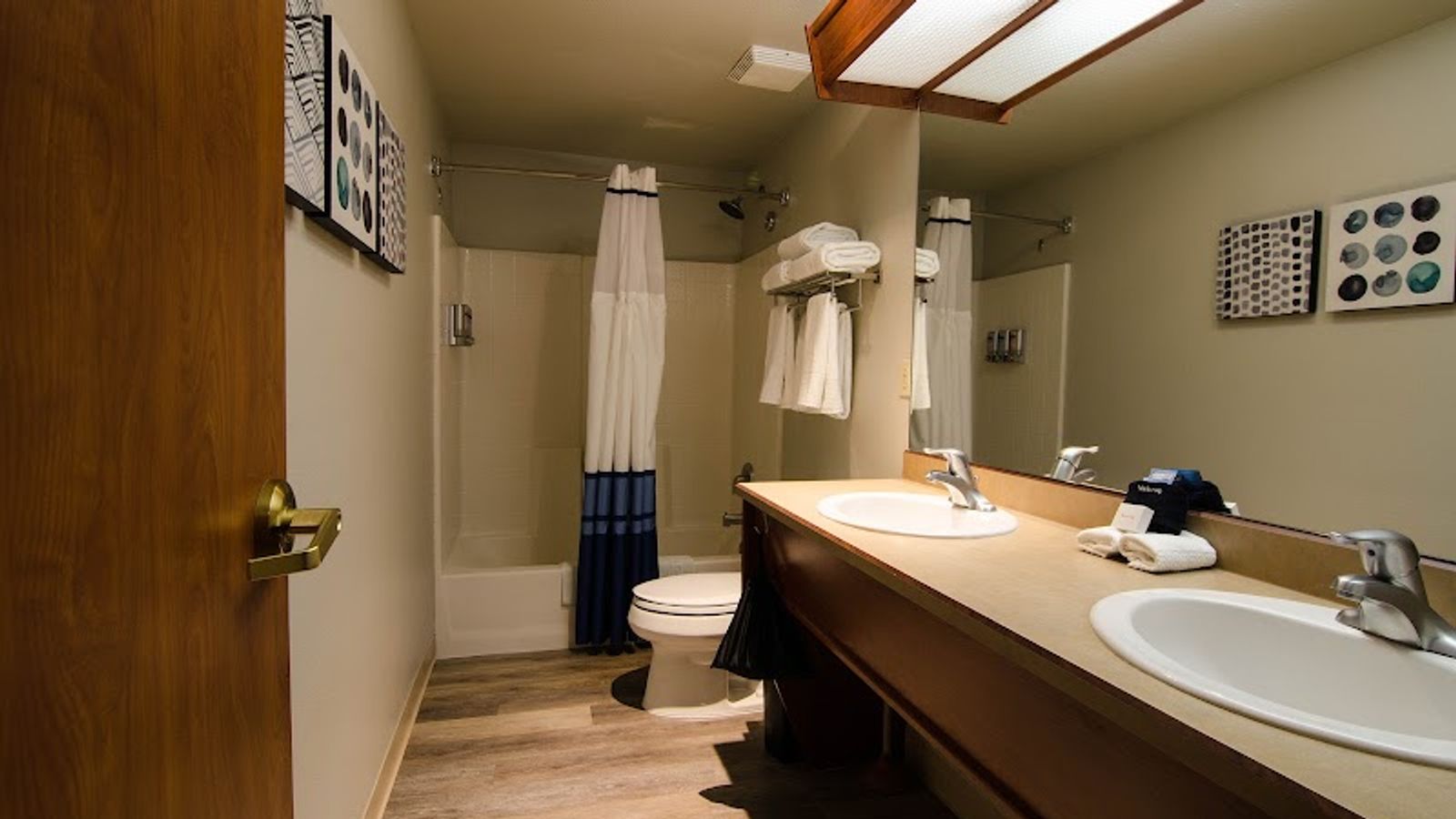 Photo of Wood River Inn & Suites