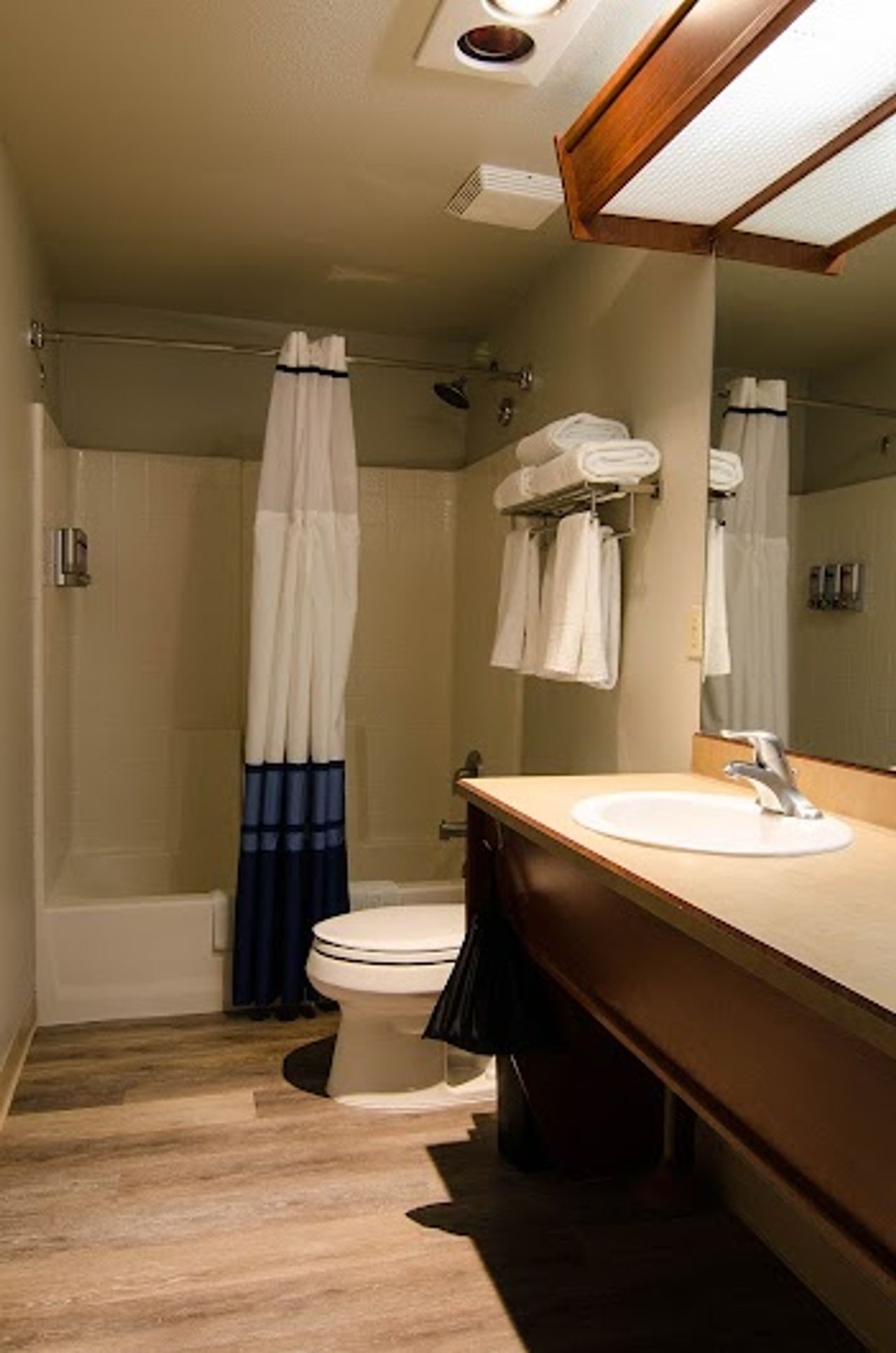 Photo of Wood River Inn & Suites