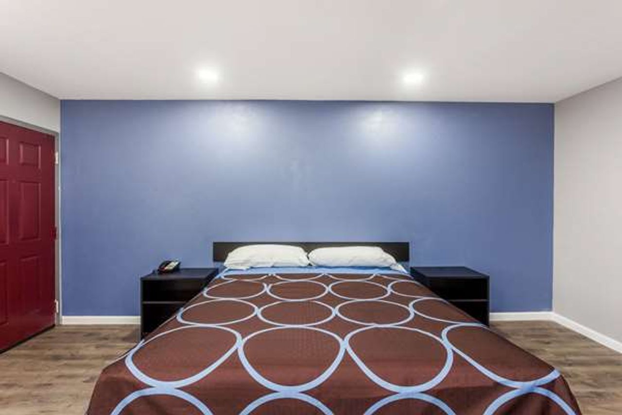 Photo of Super 8 by Wyndham Visalia