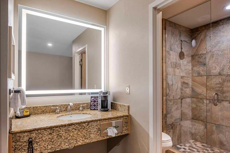 Photo of Best Western Plus Kootenai River Inn Casino & Spa - Bathroom