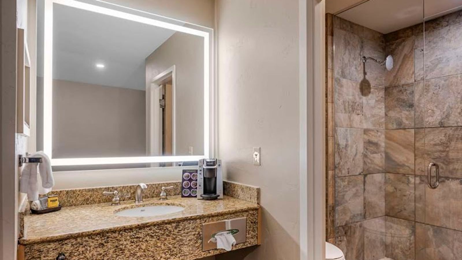 Photo of Best Western Plus Kootenai River Inn Casino & Spa - Bathroom