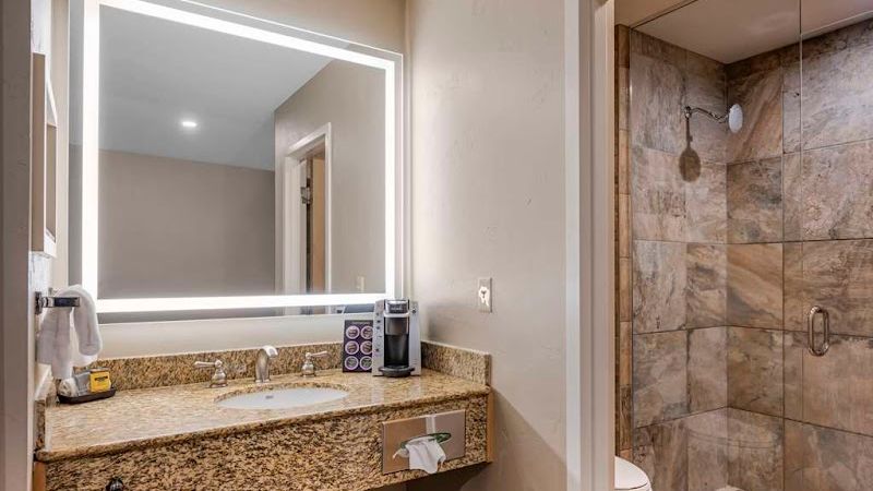Photo of Best Western Plus Kootenai River Inn Casino & Spa - Bathroom