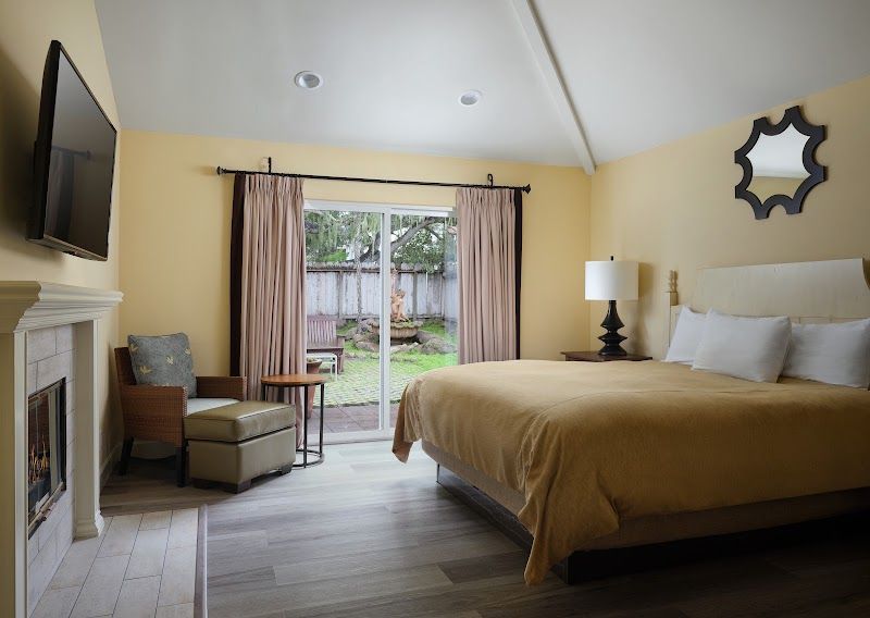 Photo of Lighthouse Lodge & Cottages - Cottage Residence With Fireplace