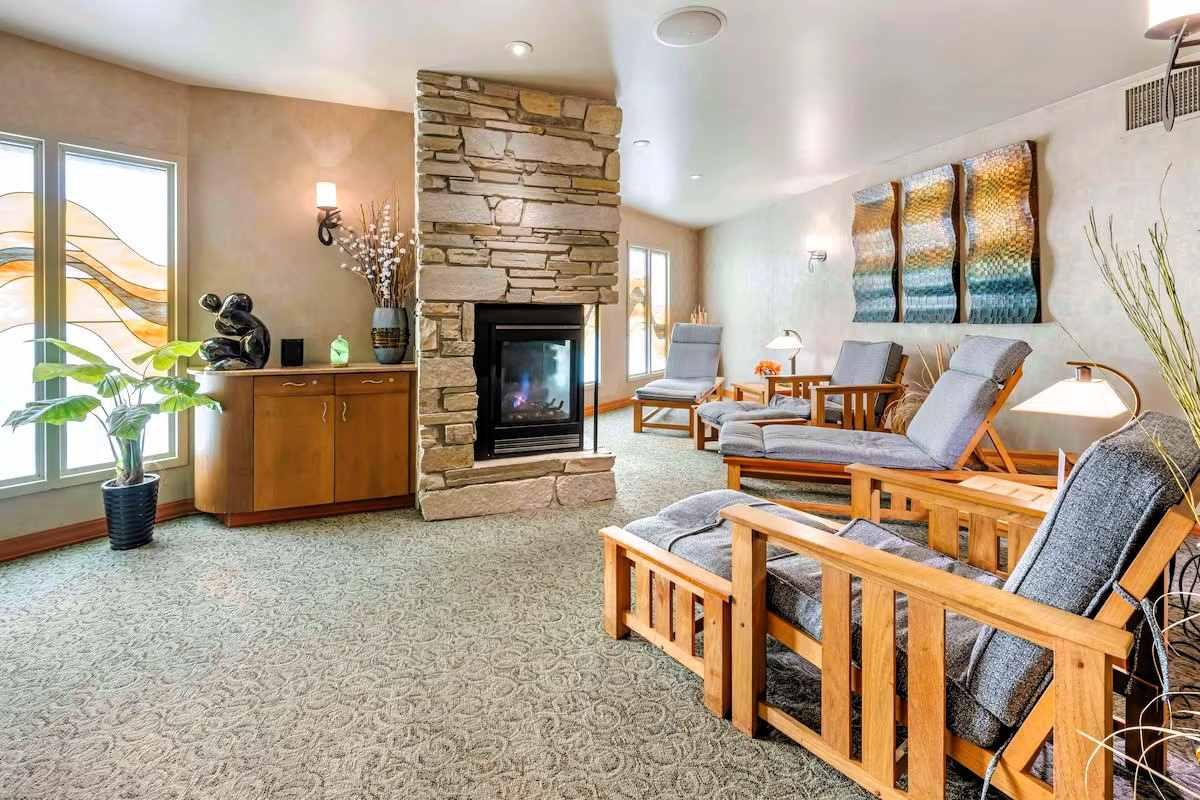 Best Western Plus Kootenai River Inn Casino & Spa - Fireplace Lobby