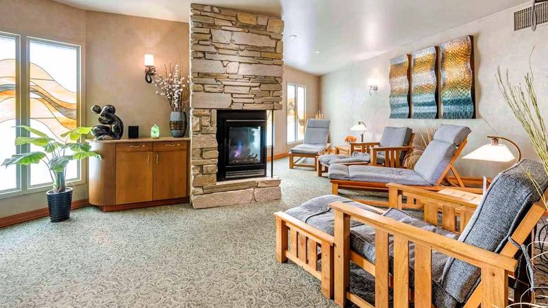Best Western Plus Kootenai River Inn Casino & Spa - Fireplace Lobby