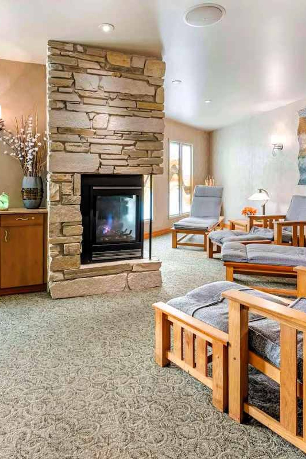 Best Western Plus Kootenai River Inn Casino & Spa - Fireplace Lobby