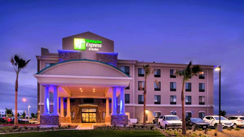 Holiday Inn Express & Suites Bakersfield Airport, an IHG Hotel