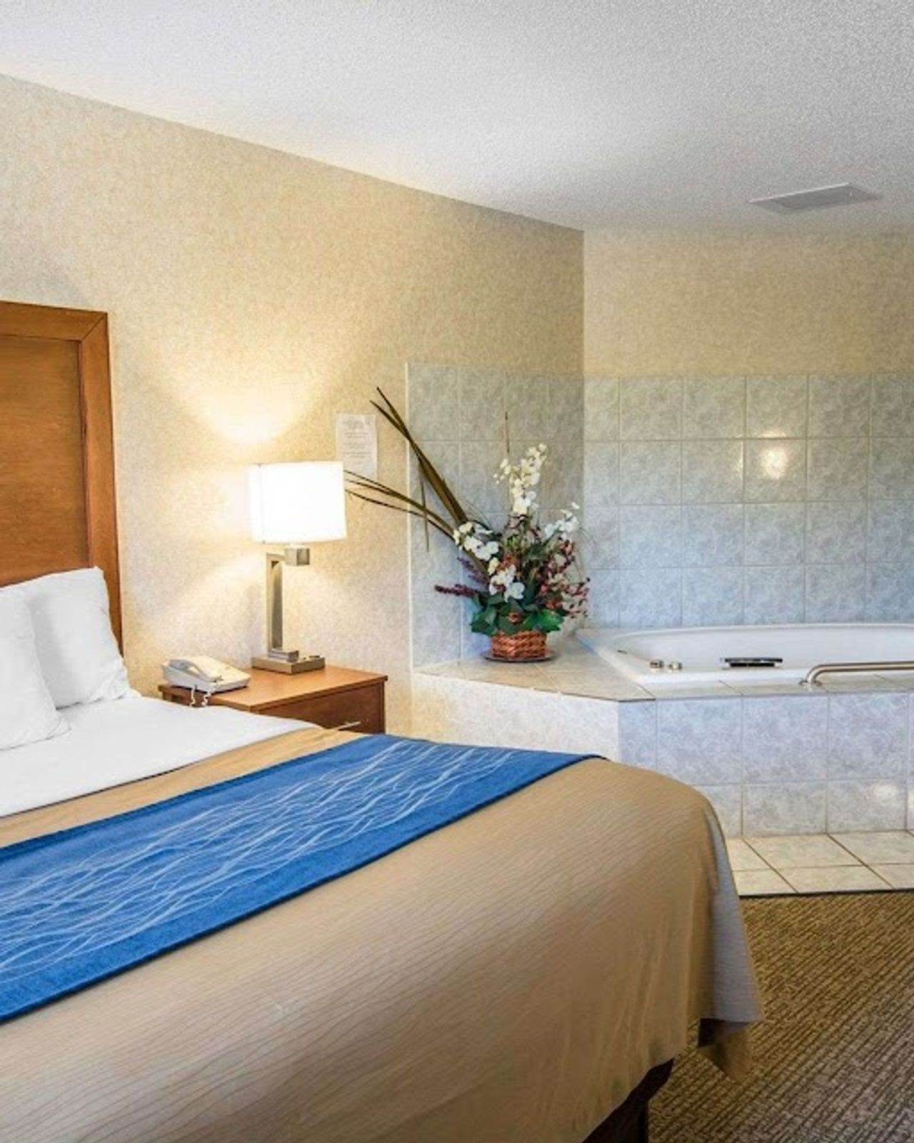 Photo of Quality Inn - In-room jetted tub