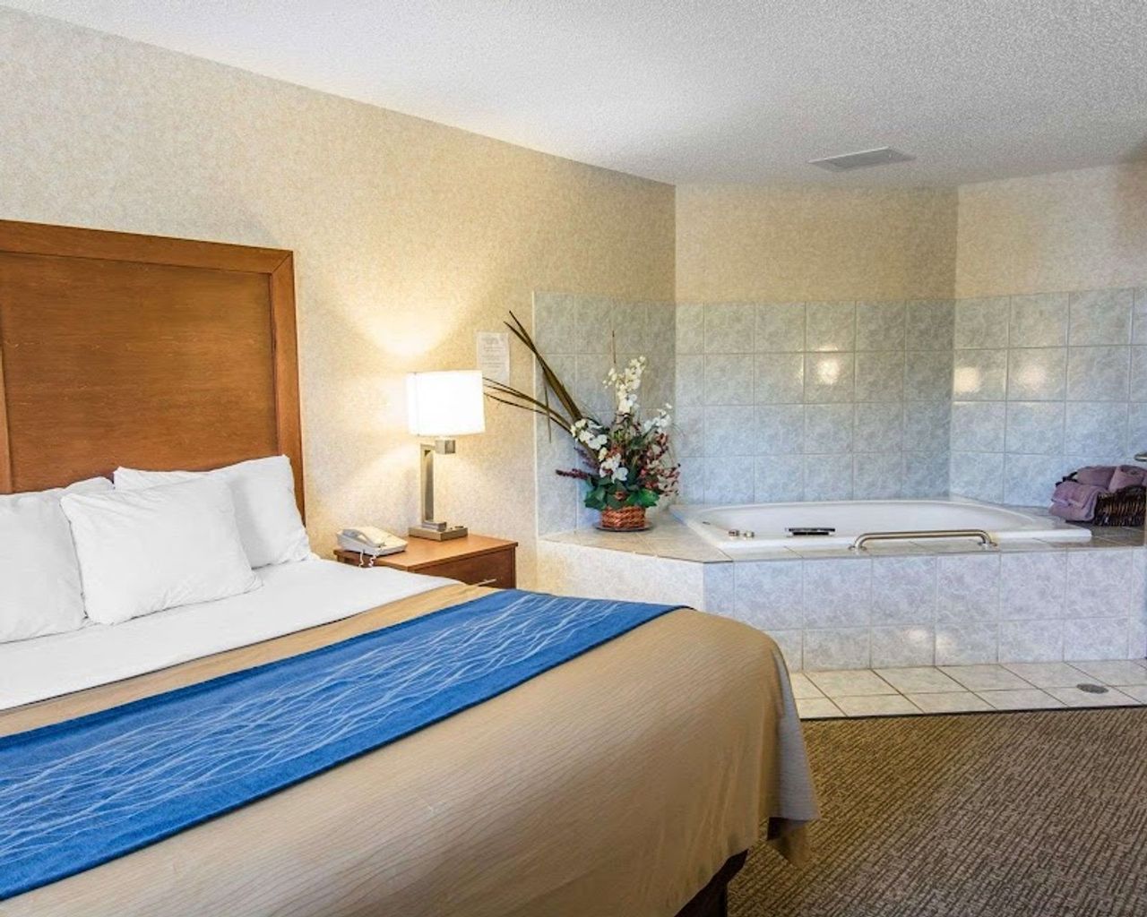 Photo of Quality Inn - In-room jetted tub