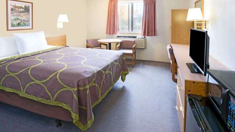 Photo of Super 8 by Wyndham Redmond