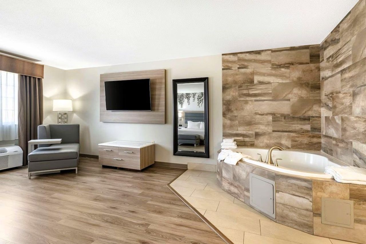 Best Western Plus Vineyard Inn - In-room jetted tub