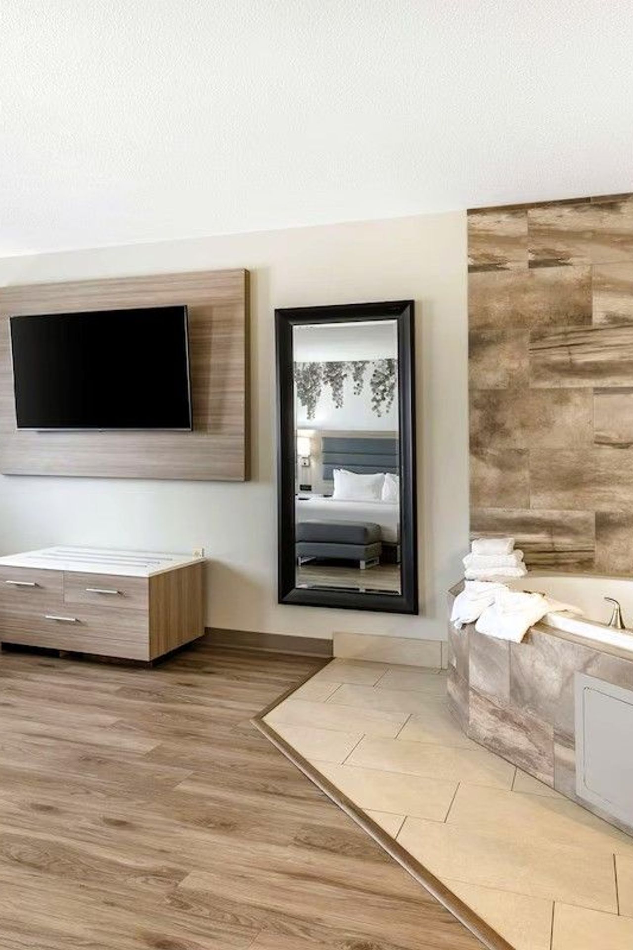 Best Western Plus Vineyard Inn - In-room jetted tub