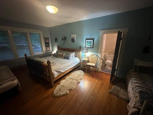 Photo of Mountain Meadows Inn Bed & Breakfast - The Blue Pearl Suite, King bed