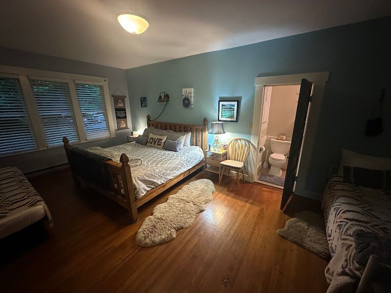 Photo of Mountain Meadows Inn Bed & Breakfast - The Blue Pearl Suite, King bed