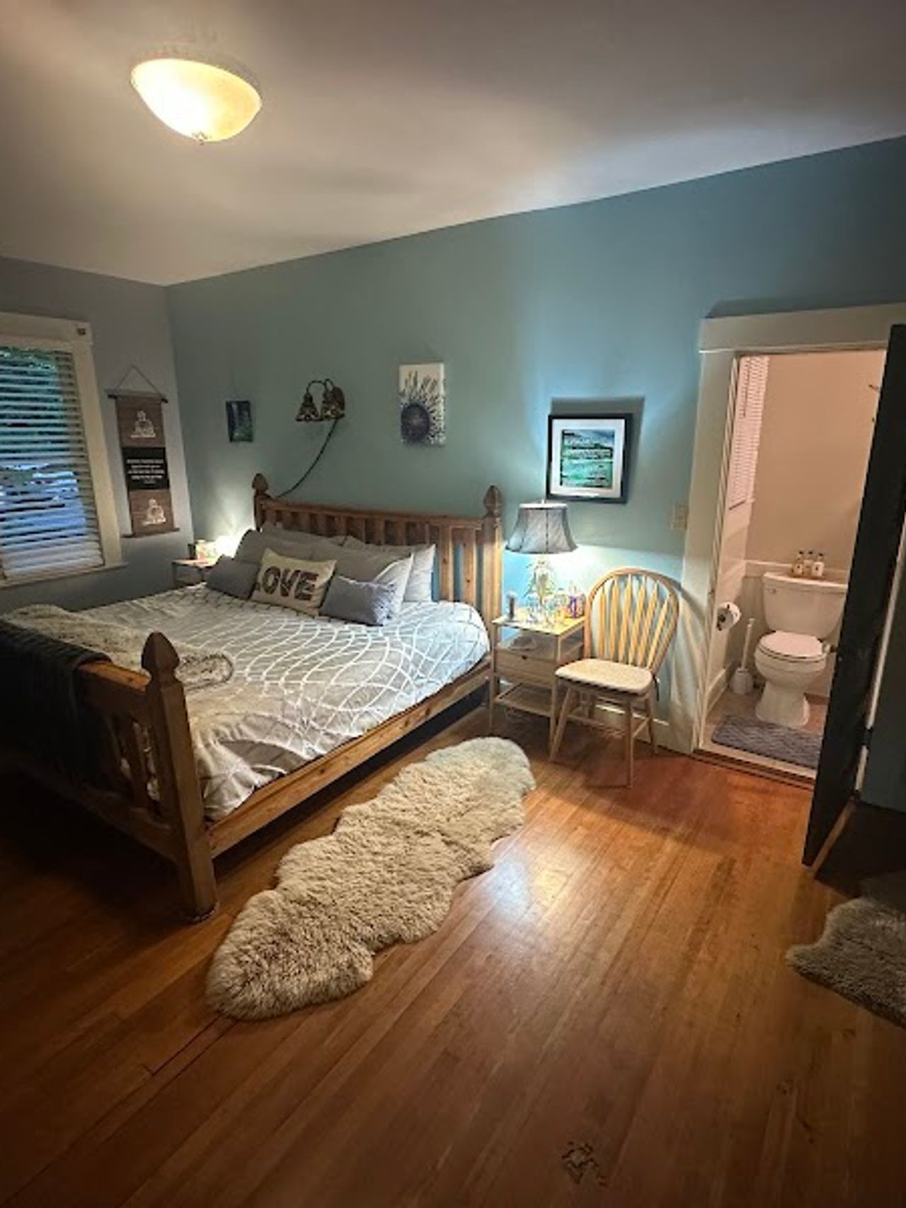 Photo of Mountain Meadows Inn Bed & Breakfast - The Blue Pearl Suite, King bed