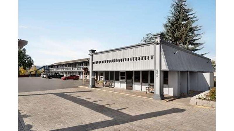 Photo of Days Inn by Wyndham Bend