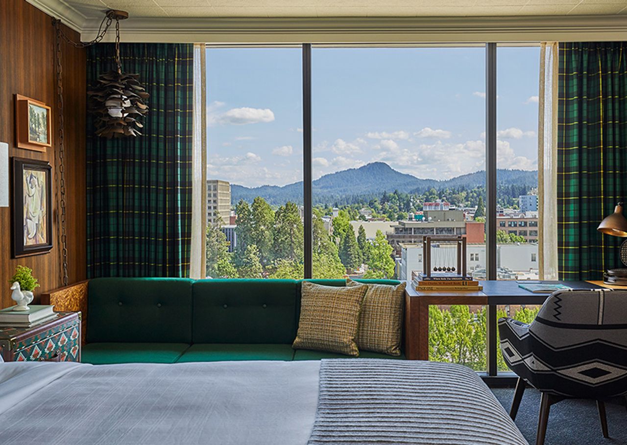 Photo of Graduate by Hilton Eugene - Room, King, bed, City views