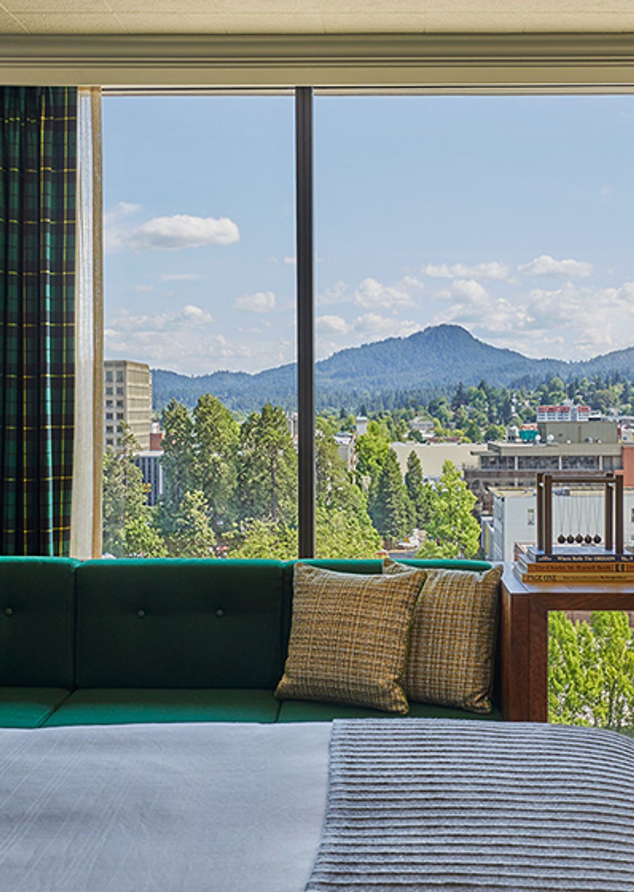 Photo of Graduate by Hilton Eugene - Room, King, bed, City views