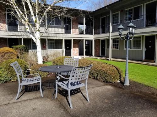 Photo of Village Inn Springfield/Eugene - Well-maintained courtyard with a tranquil pond