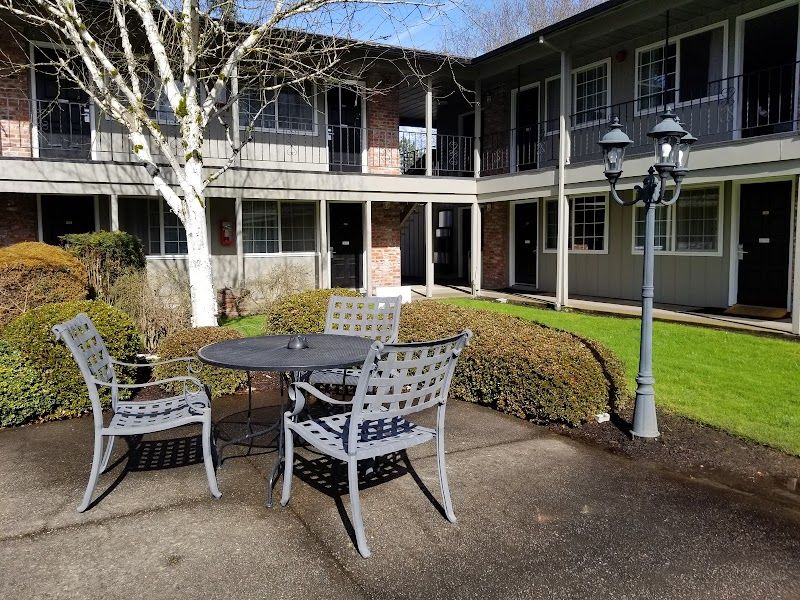 Photo of Village Inn Springfield/Eugene - Well-maintained courtyard with a tranquil pond