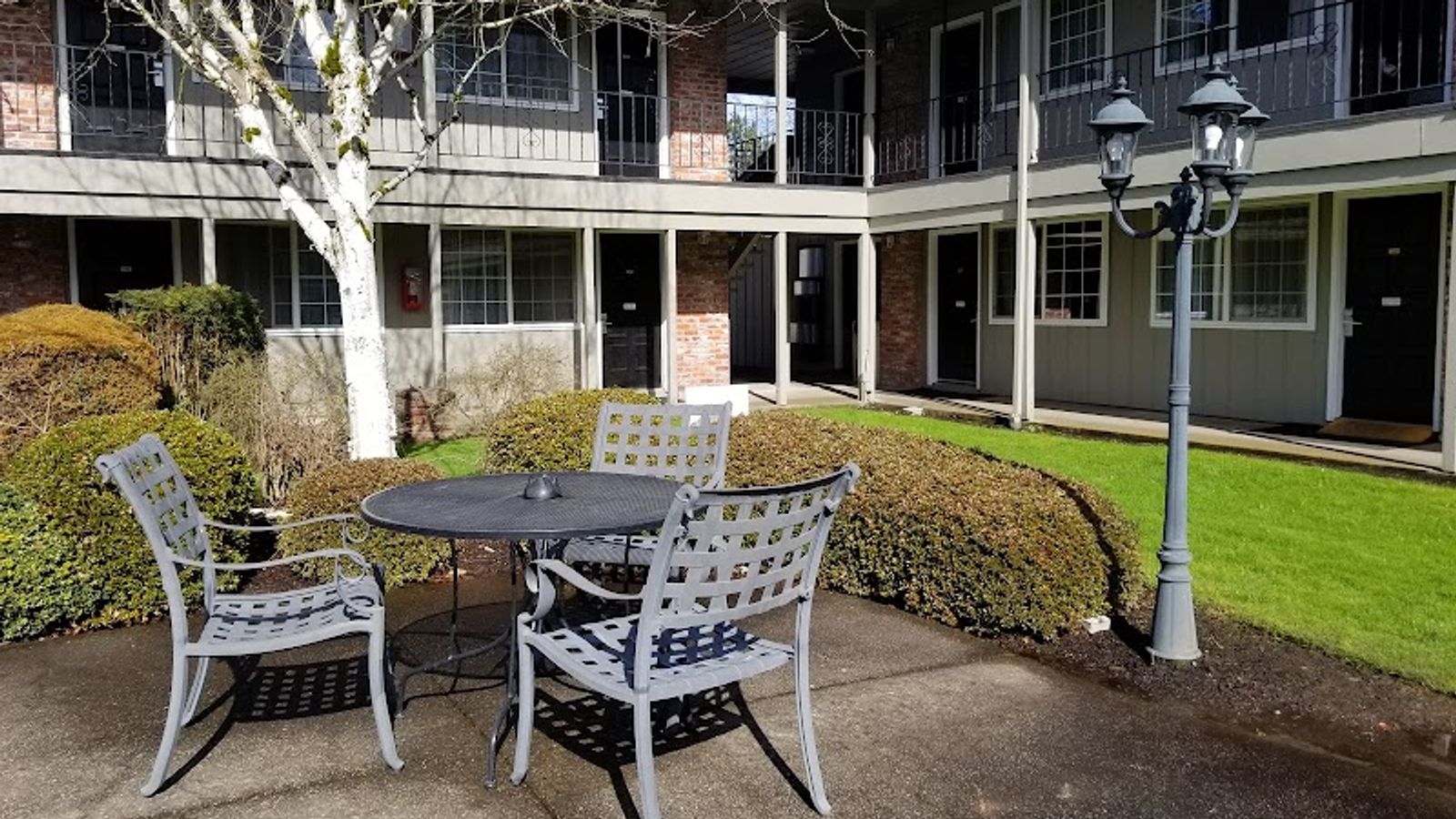 Photo of Village Inn Springfield/Eugene - Well-maintained courtyard with a tranquil pond