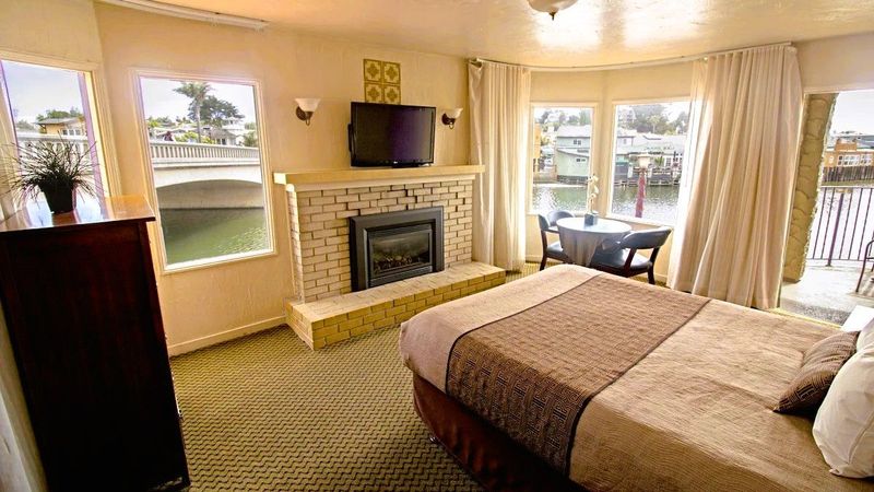 Capitola Venetian Hotel - Suite, Fireplace