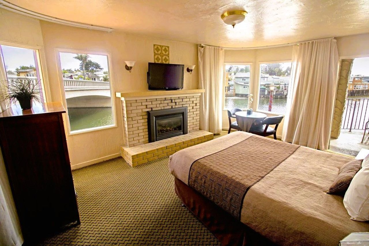 Capitola Venetian Hotel - Suite, Fireplace
