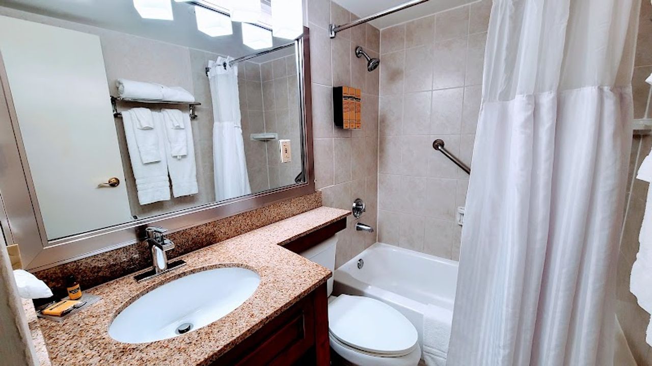 Photo of Best Western Plus Grosvenor Airport Hotel