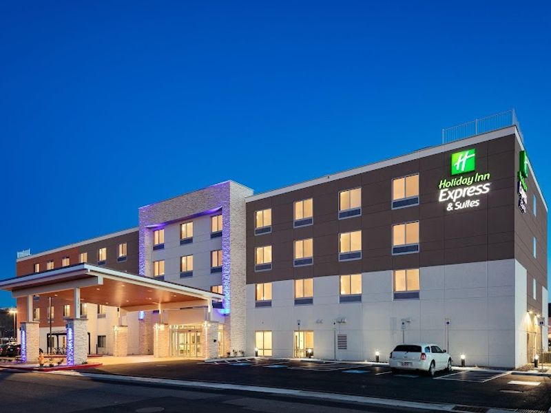 Holiday Inn Express & Suites Medford, an IHG Hotel