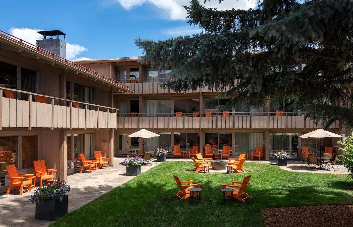 Tamarack Lodge - Courtyard