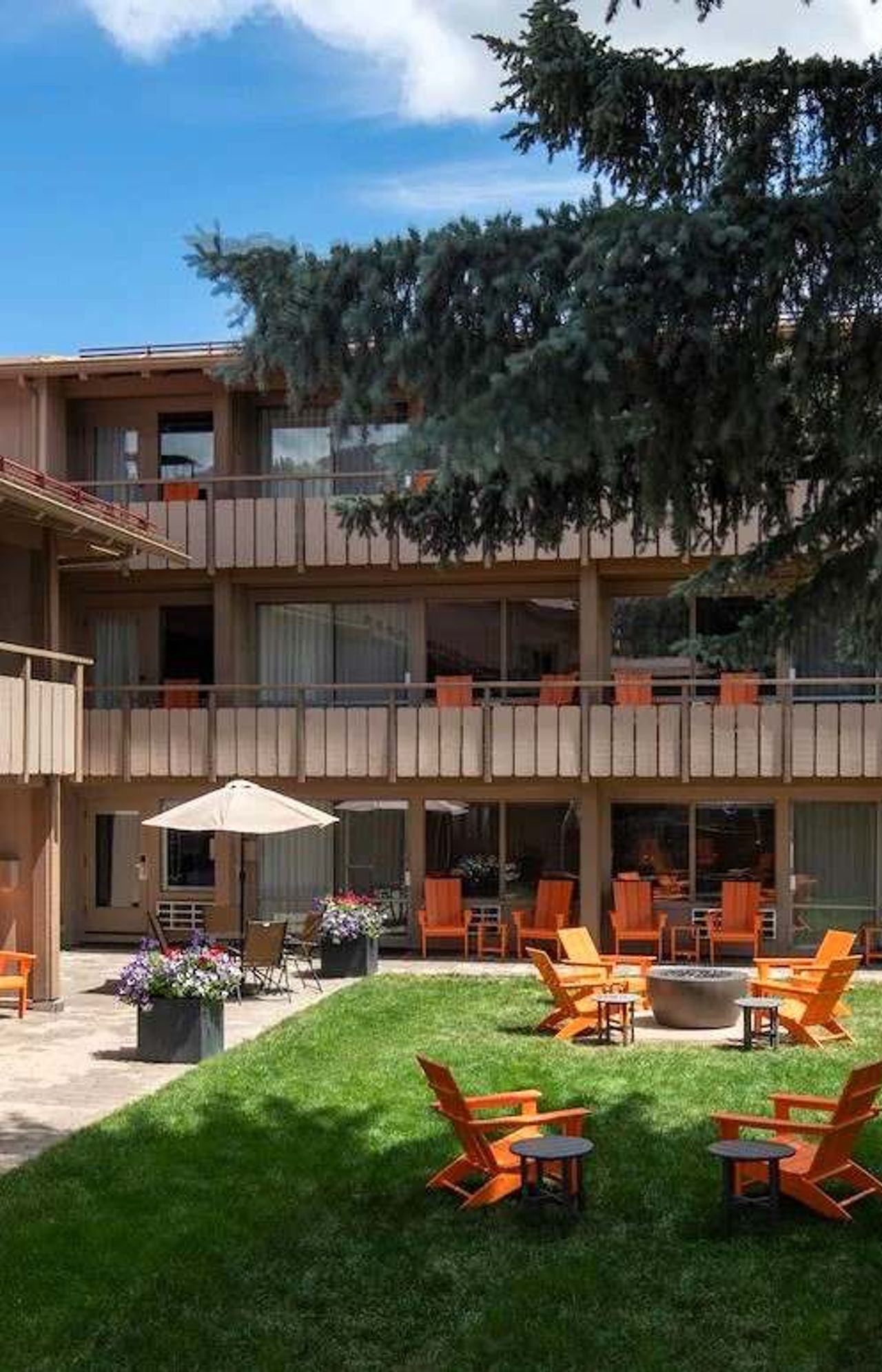Tamarack Lodge - Courtyard