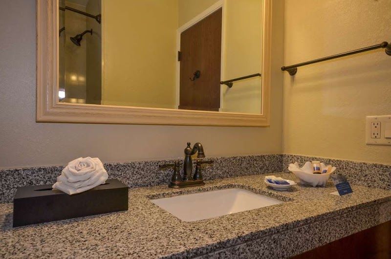 Photo of Best Western The Inn & Suites Pacific Grove - Bathroom