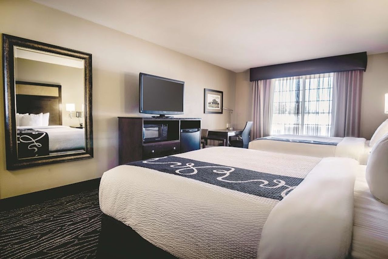 Photo of La Quinta Inn & Suites by Wyndham Eugene - Room, 2 Queen Beds, Work desk, Flat TV