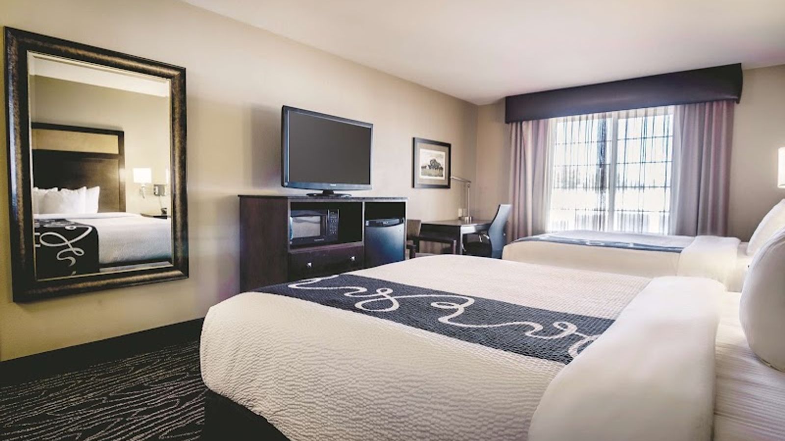 Photo of La Quinta Inn & Suites by Wyndham Eugene - Room, 2 Queen Beds, Work desk, Flat TV