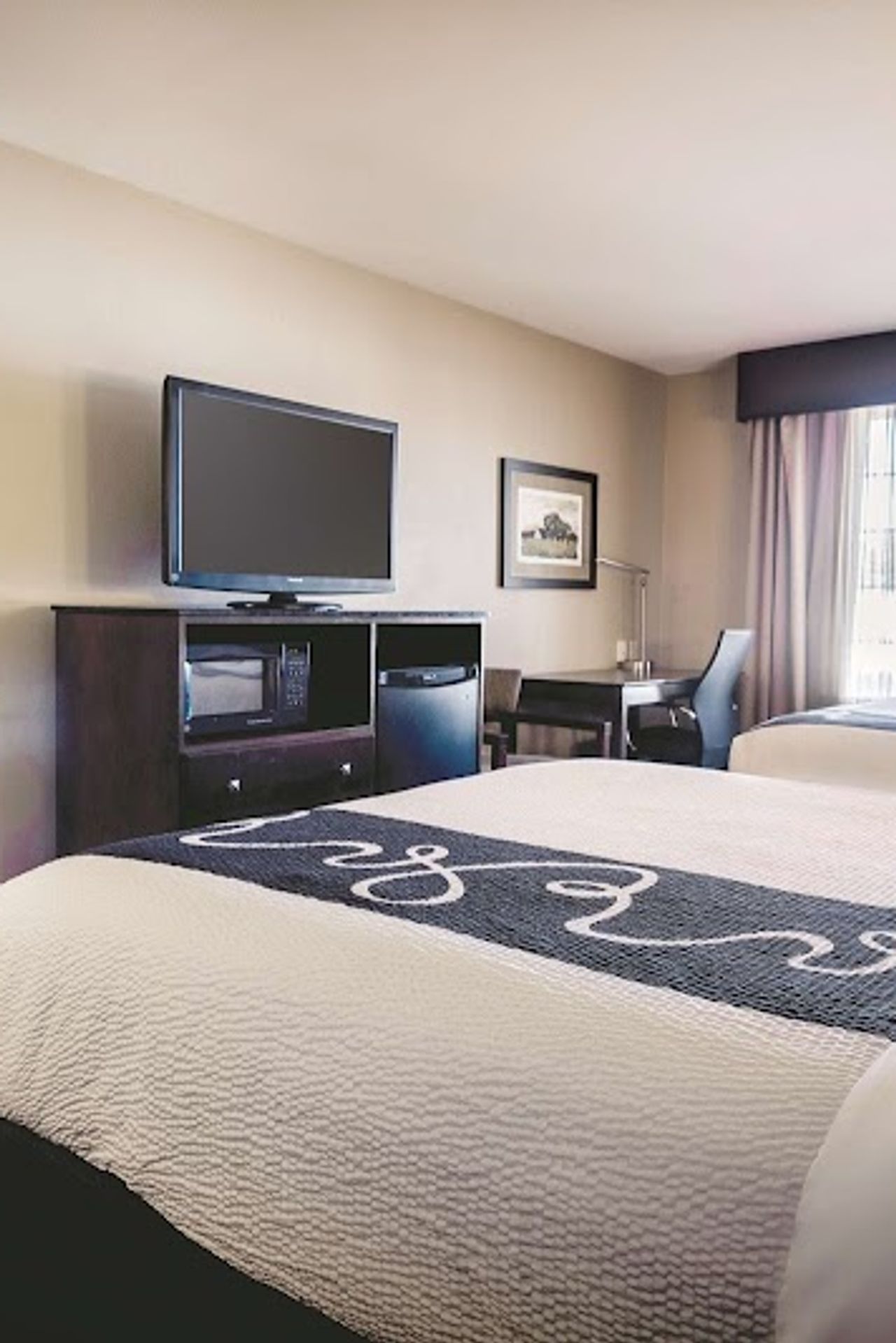 Photo of La Quinta Inn & Suites by Wyndham Eugene - Room, 2 Queen Beds, Work desk, Flat TV