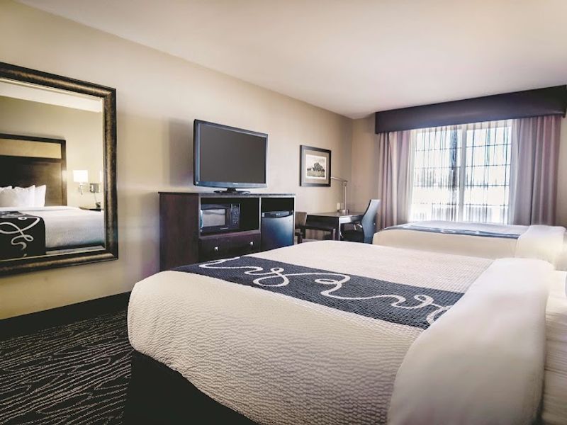 Photo of La Quinta Inn & Suites by Wyndham Eugene - Room, 2 Queen Beds, Work desk, Flat TV