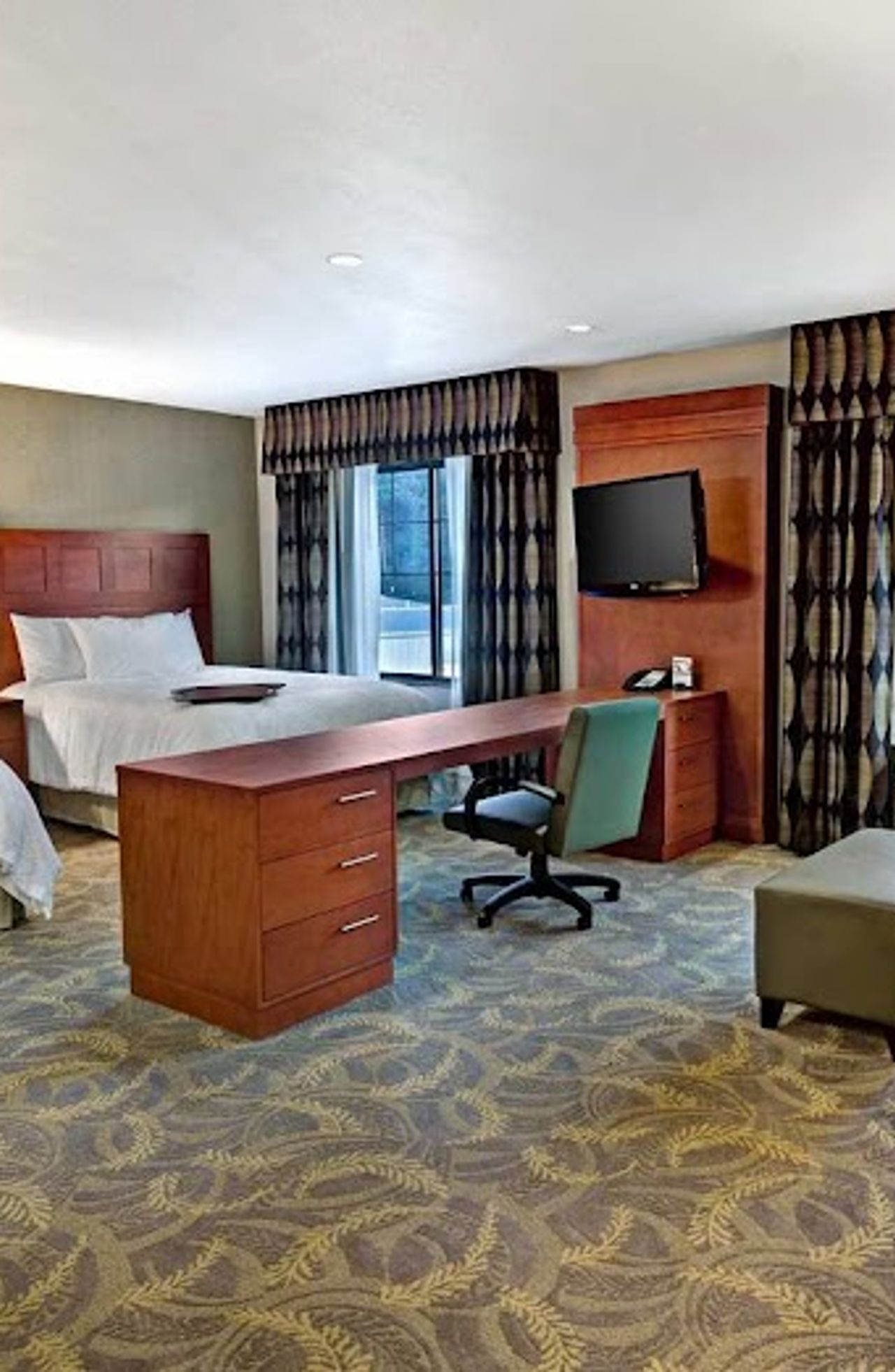 Photo of Hampton Inn & Suites Astoria - Suite, 2 Queen beds, Flat TV, Sofa, Work desk