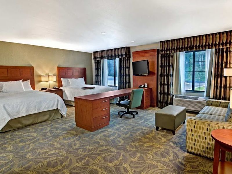 Photo of Hampton Inn & Suites Astoria - Suite, 2 Queen beds, Flat TV, Sofa, Work desk