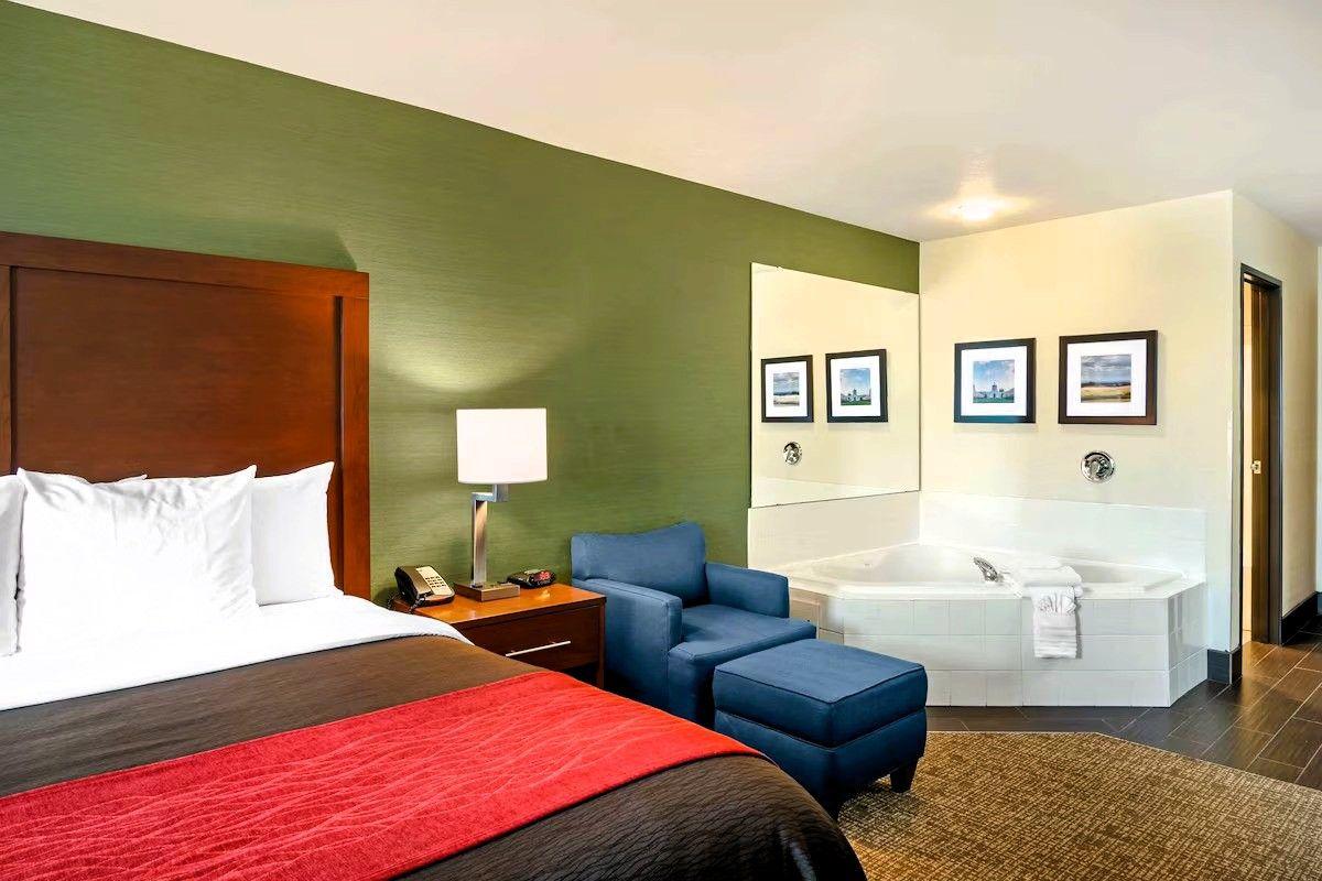 Comfort Inn & Suites - Jacuzzi Suite, Private hot tub