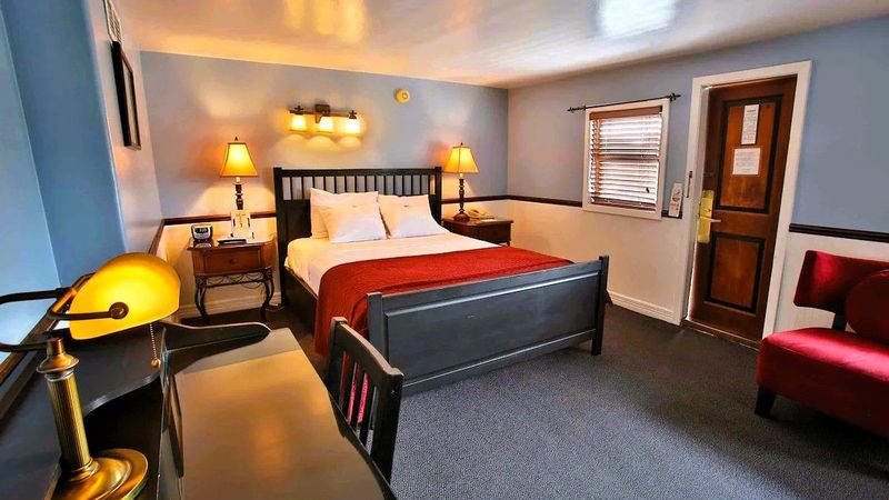 Delta King Hotel - Room (Queen Bed)