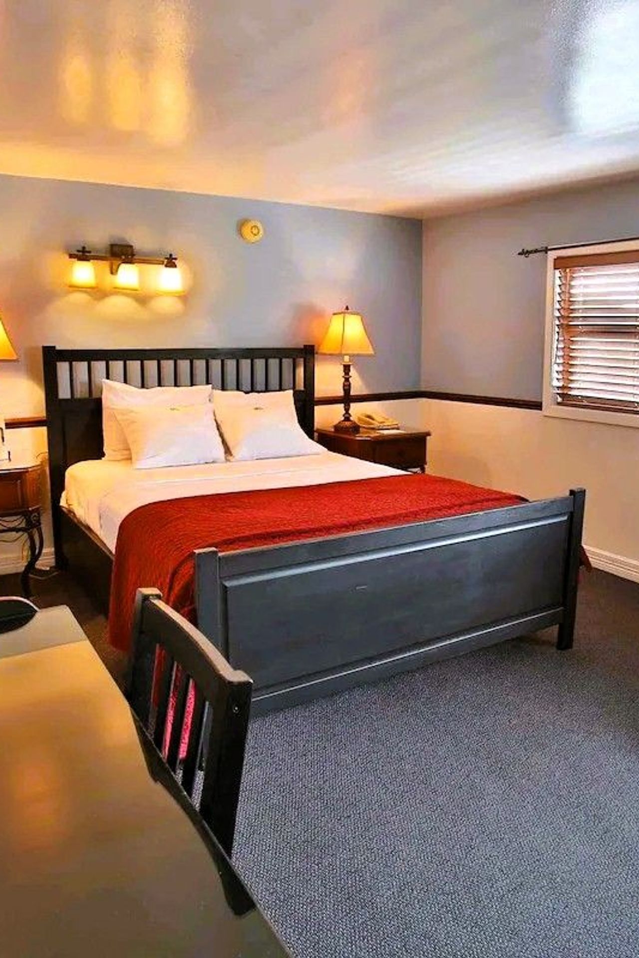 Delta King Hotel - Room (Queen Bed)