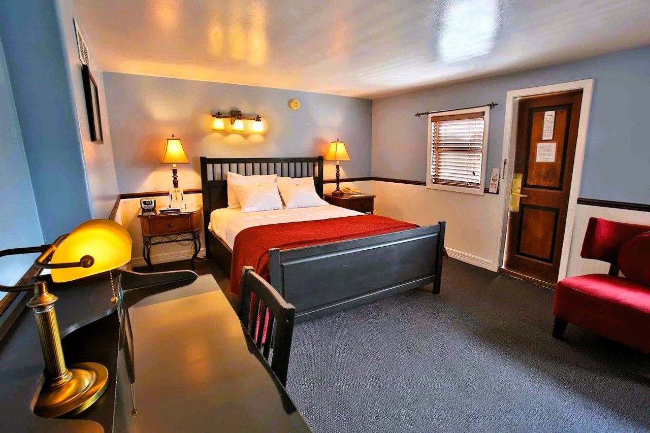 Delta King Hotel - Room (Queen Bed)