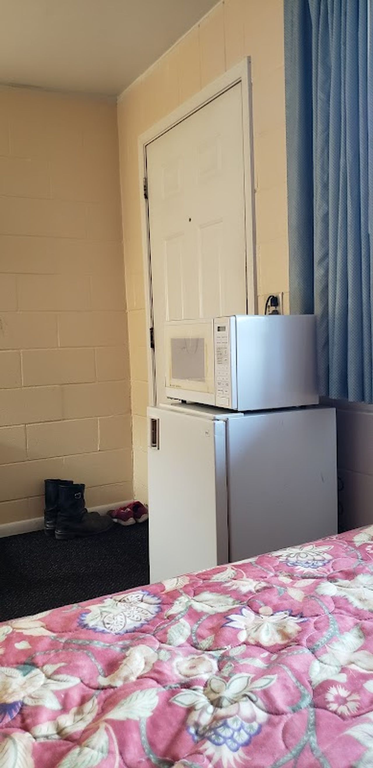 Photo of Relax Inn - Room, microwave, mini-fridge