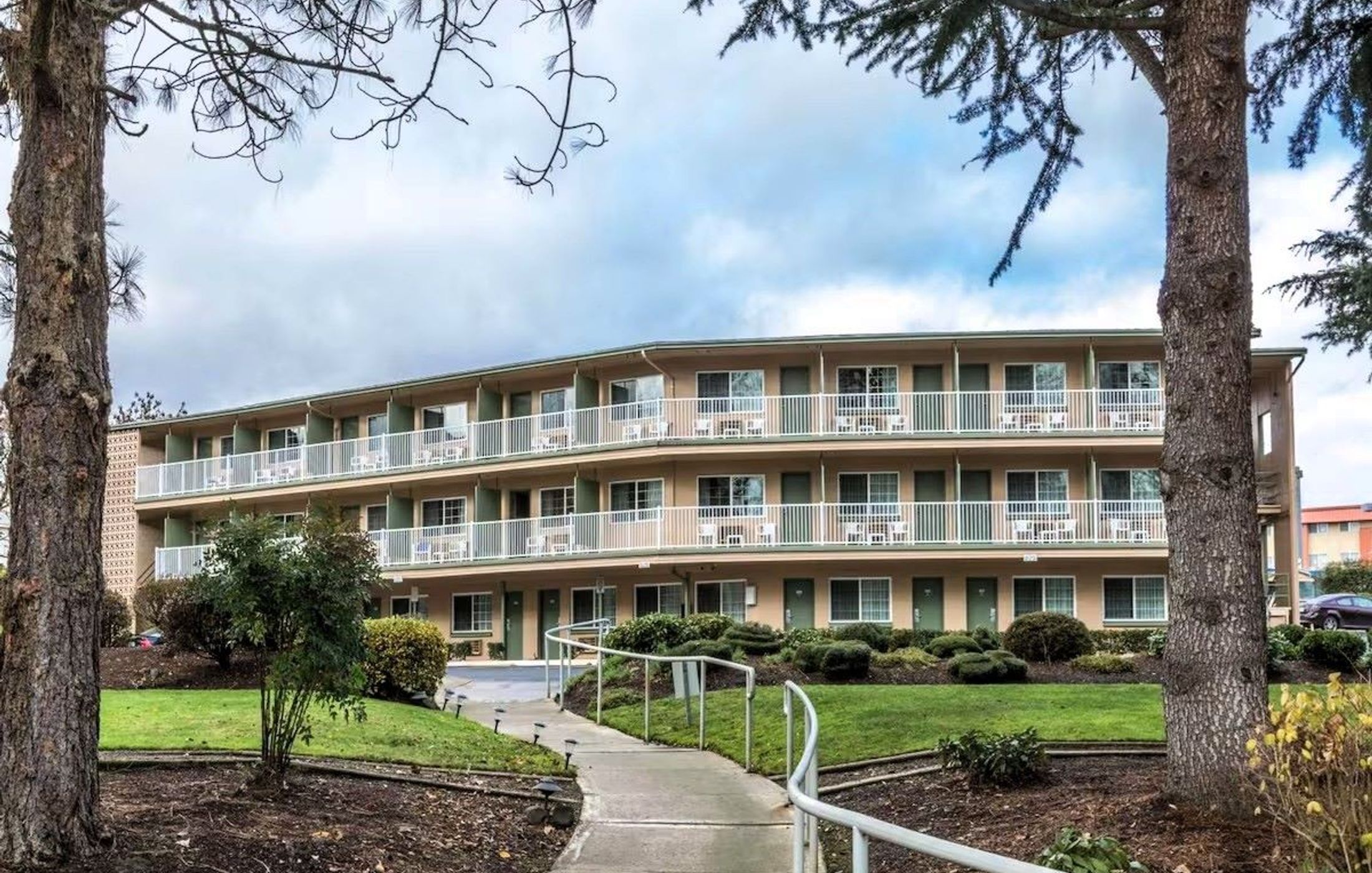 Riverfront Inn - Roseburg