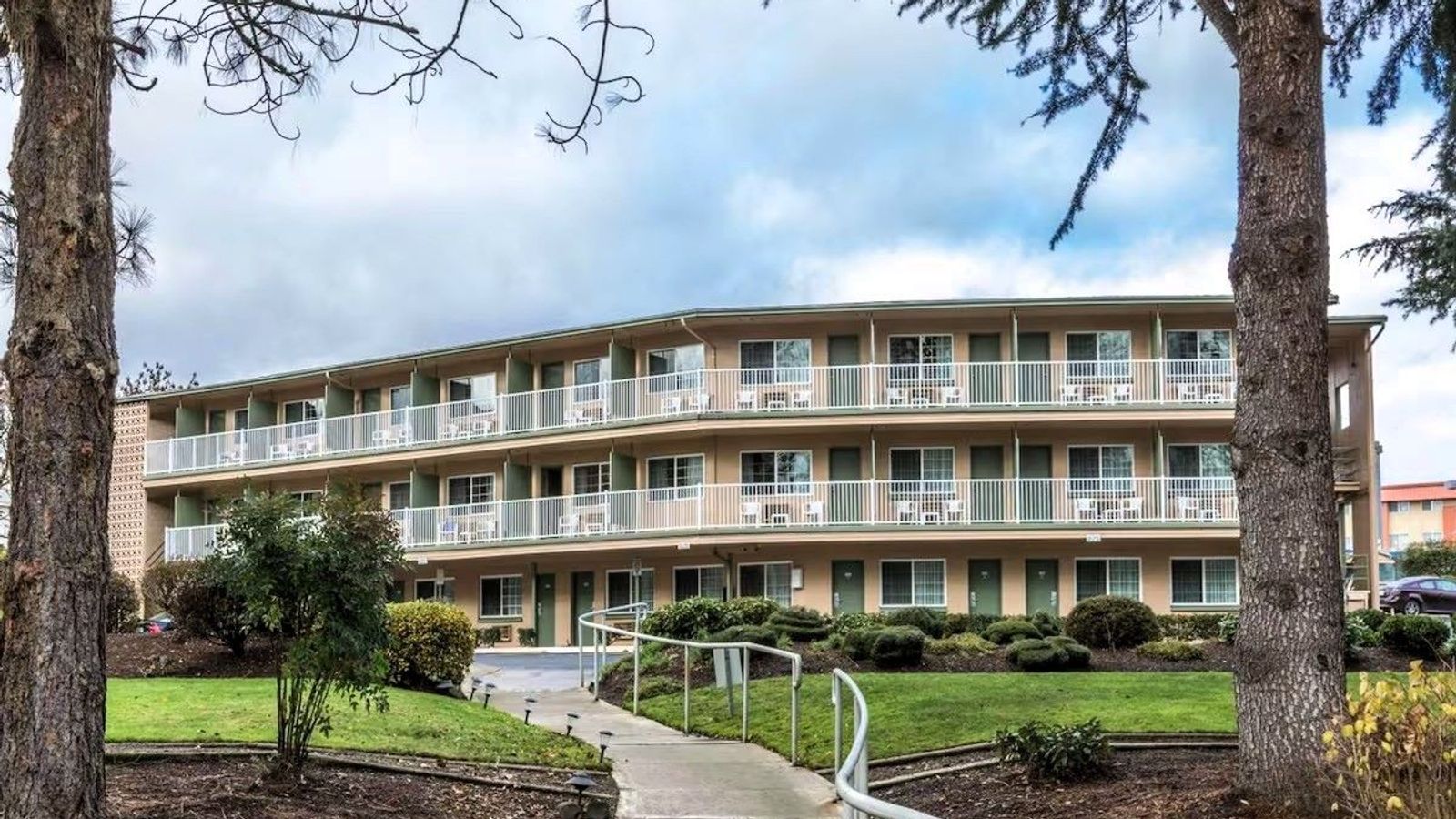 Riverfront Inn - Roseburg