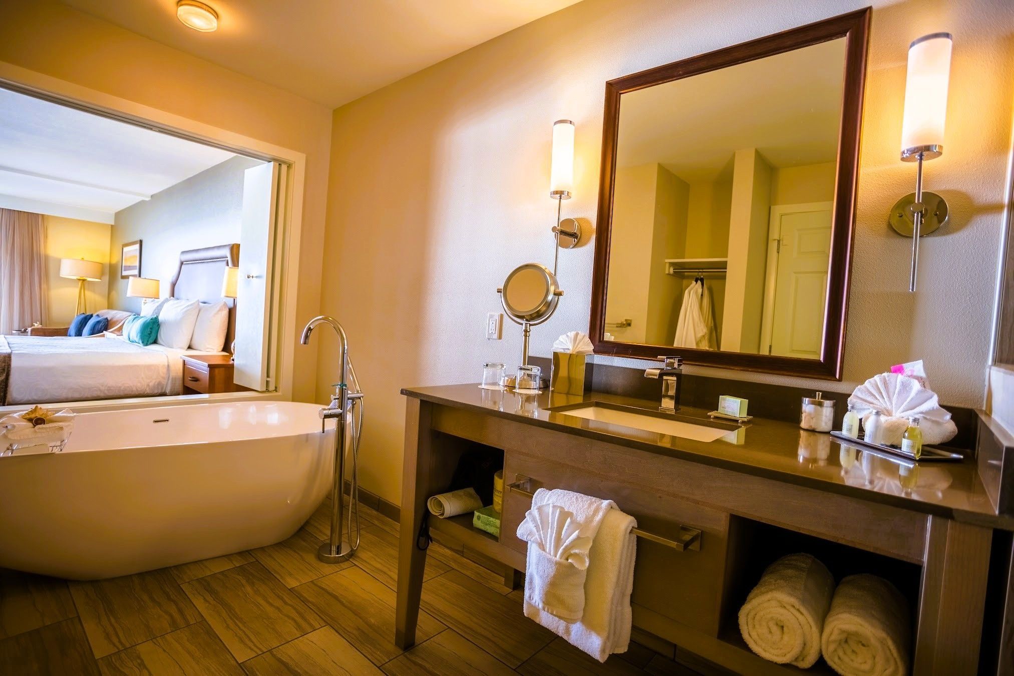 Inn at Nye Beach - Suites with Freestanding soaking tubs
