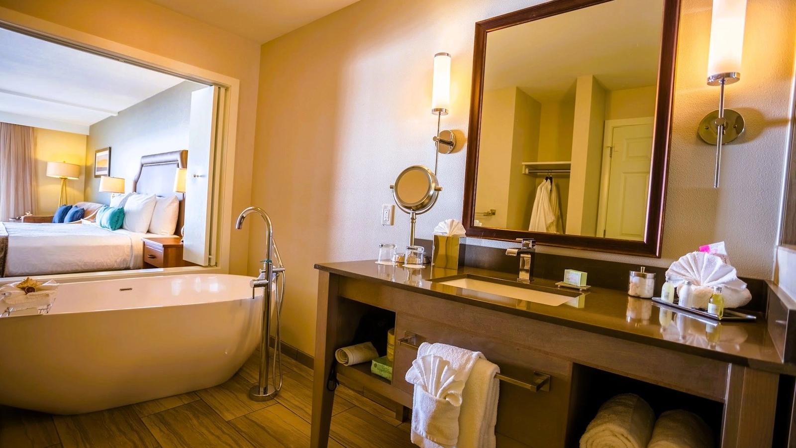 Inn at Nye Beach - Suites with Freestanding soaking tubs