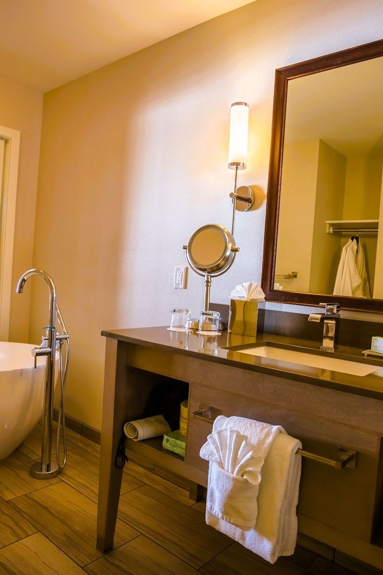 Inn at Nye Beach - Suites with Freestanding soaking tubs