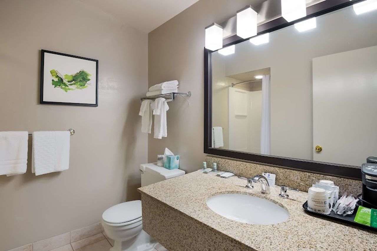 Photo of Best Western New Oregon - Bathroom